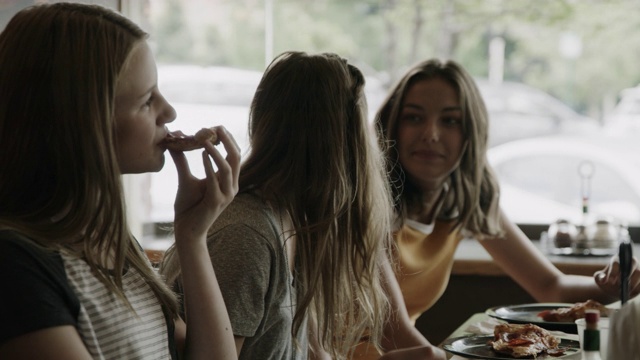 在美国犹他州普罗沃，快乐的女孩吃披萨片的特写视频素材