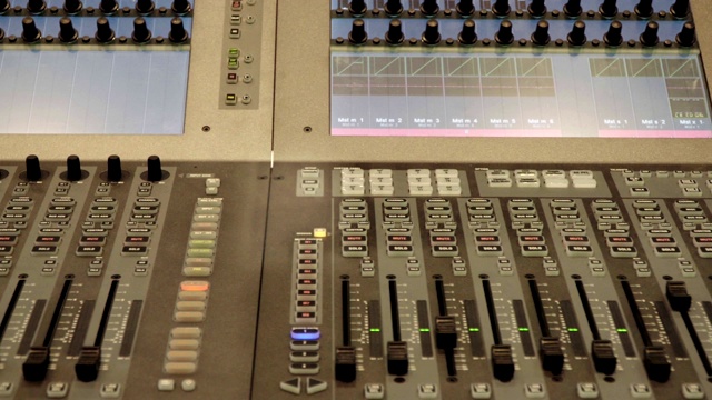 大型混合控制台的声音控制视频素材
