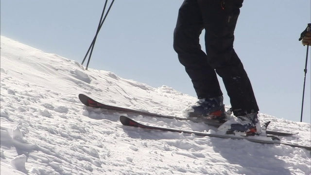 救援小组的成员们把背包扔在一个被雪覆盖的山脊上。视频下载