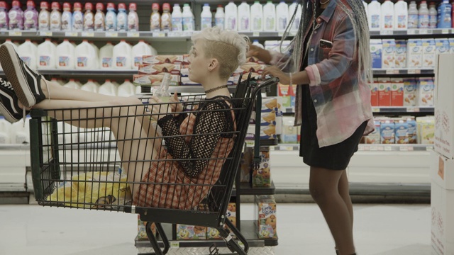女孩在超市推着朋友坐在购物车里/普罗沃，美国犹他州视频下载