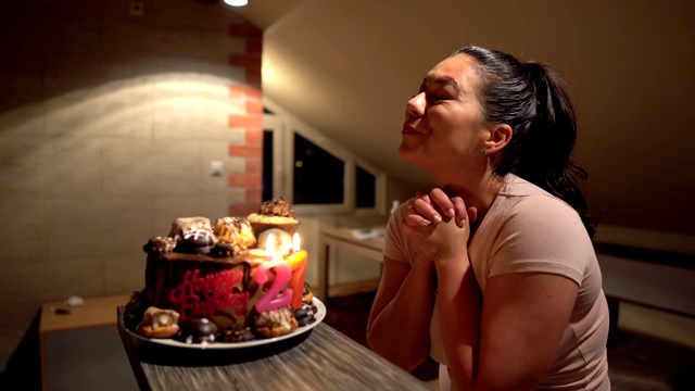 我喜欢我的生日蛋糕!视频下载
