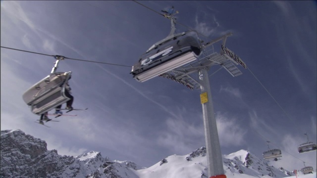 滑雪者在雪坡上乘坐滑雪缆车。视频下载