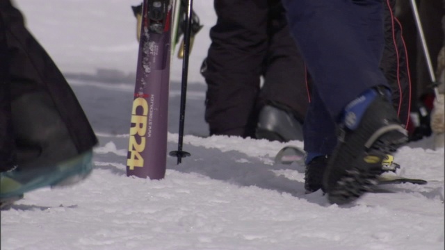 滑雪者步行去他们的目的地。视频下载