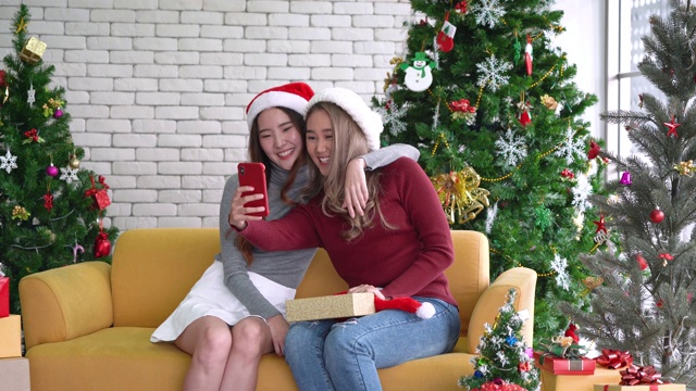 圣诞假期，亚洲女性用手机自拍视频下载