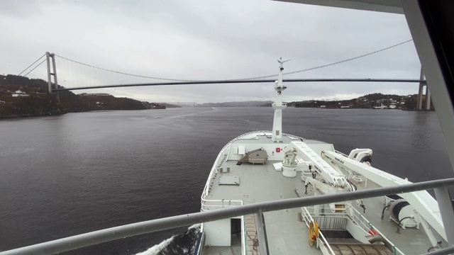 POV从航行于海洋的小船的桥上视频素材