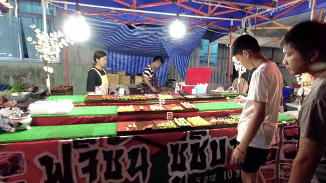 泰国夜市的寿司小吃摊视频下载