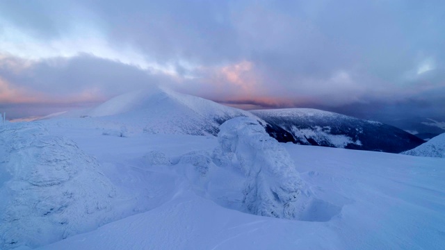 日落在寒冷的冬季山景。视频素材