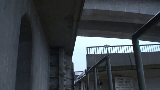 水平桥的一部分移动到位。视频素材