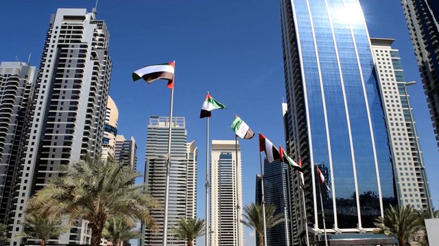 迪拜摩天大楼与阿联酋国旗视频下载