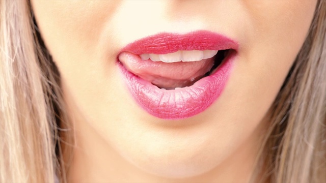女人的舌头诱惑地舔着嘴唇。视频下载