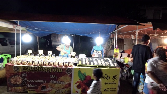 泰国街头小贩在夜市上卖亚洲美食视频下载
