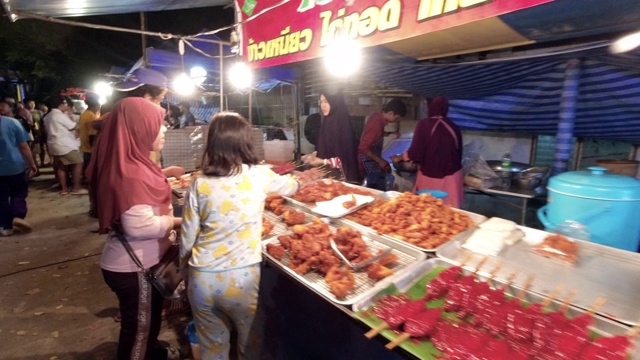 人们在泰国夜市上浏览小吃摊视频下载