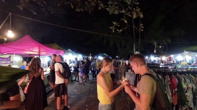 传统的泰国食品摊贩在夜间的街头市场视频下载