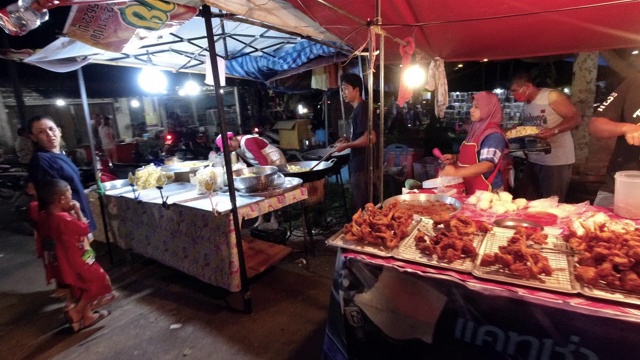 夜市上的传统泰国小吃摊视频下载