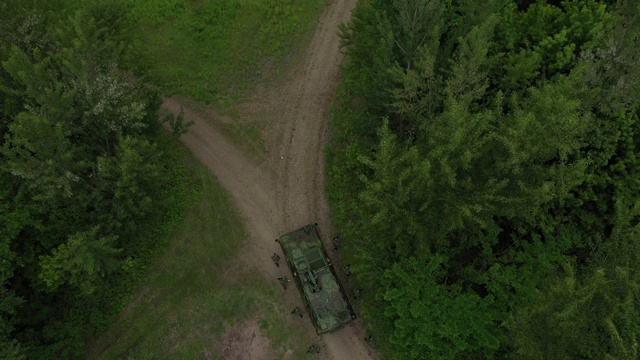 士兵的战术移动用军用无人机拍摄的画面视频素材