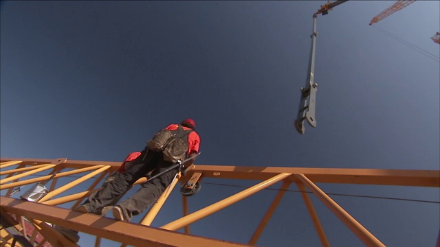 建筑工人准备安装起重机的钢结构。视频素材