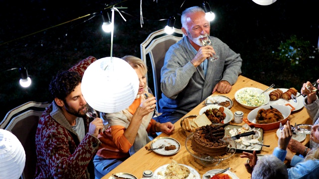 一家人吃感恩节晚餐。视频素材