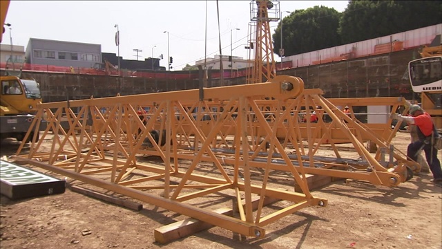 钢框架占据了建筑工地。视频素材
