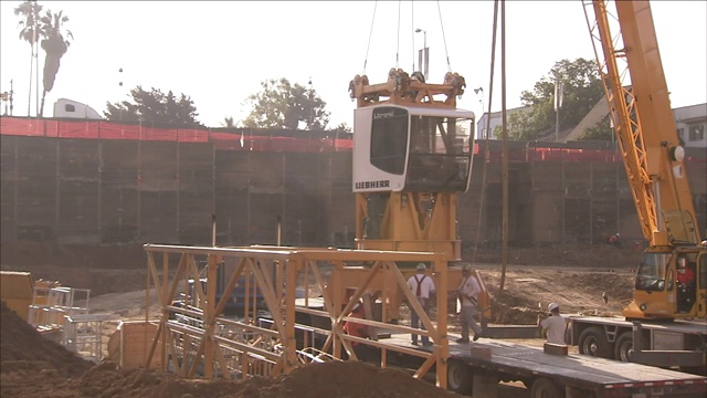 建筑工人将吊车钩系在钢结构上。视频素材
