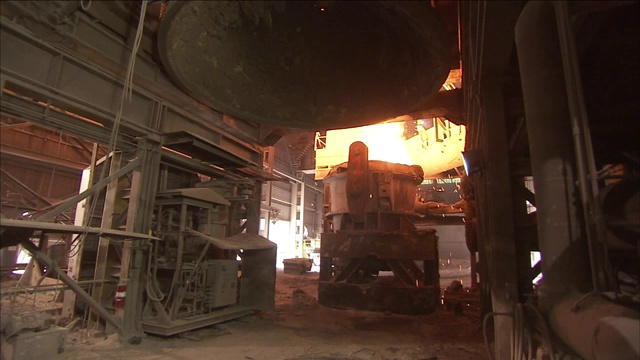一个标志警告钢铁工人在搅拌站有危险。视频素材