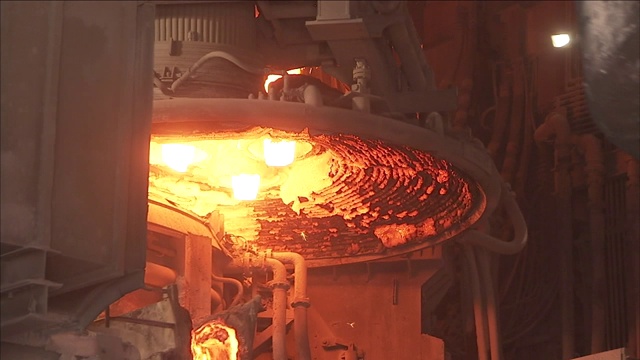 炼钢厂的坩埚在炉上移动。视频素材