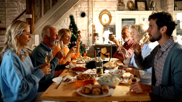 一家人吃感恩节晚餐。视频下载