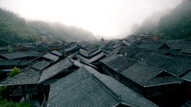 中国贵州肇兴东村清晨鸟瞰图视频素材