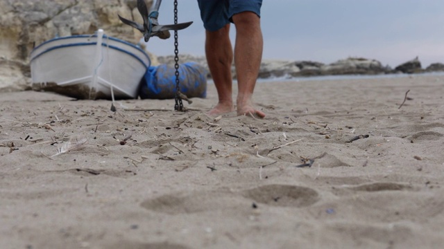 一名男子在沙滩上抛锚视频下载