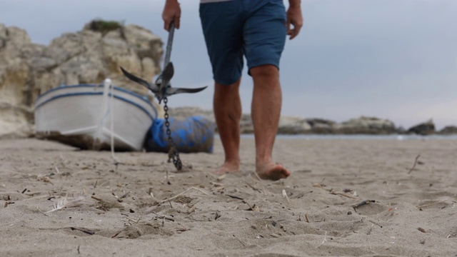 一名男子在沙滩上抛锚视频下载