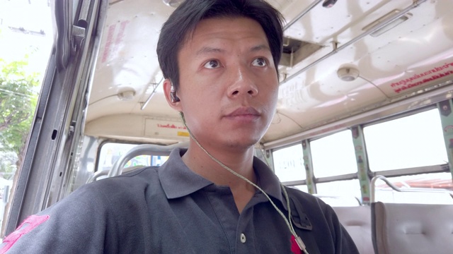 亚洲人在公共汽车上听音乐视频素材