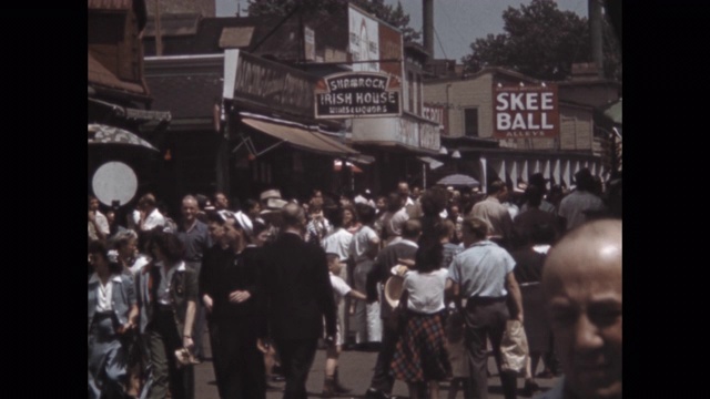 人群走在街上，康尼岛，布鲁克林，纽约，美国纽约州视频素材
