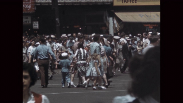 美国纽约州，纽约，布鲁克林，康尼岛，过马路的人群视频素材