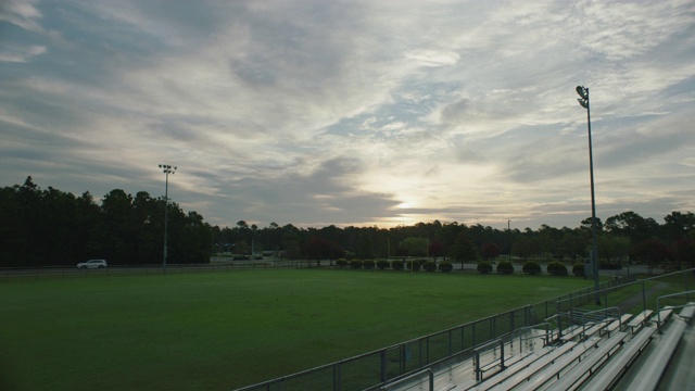 黎明时分足球场的日出视频下载