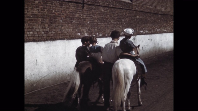 跟踪拍摄的儿童骑小马，科尼岛，布鲁克林，纽约市，纽约州，美国视频下载