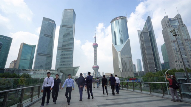 通过东方明珠大厦和陆家嘴商业区摩天大楼，可以看到浦东的天际线，中国上海。视频素材