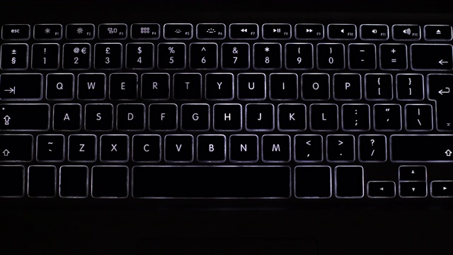 电脑键盘打字。黑暗的剪影。视频素材