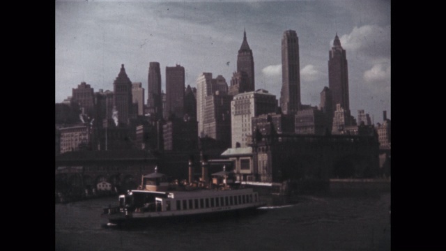 渡船在美国纽约曼哈顿下城的天际线前移动视频下载