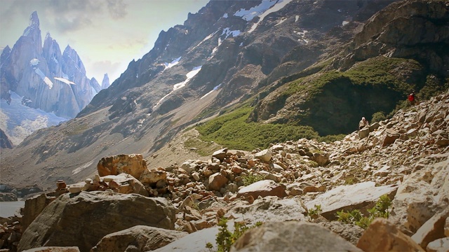 在阿根廷El Chalten的Cerro Torre登山的一对夫妇。视频素材