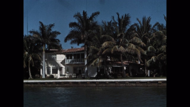 船的观点的房子通过海上，佛罗里达，美国视频素材