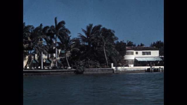 船的观点，棕榈树和房子对着天空，佛罗里达，美国视频素材