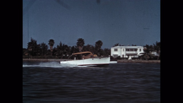 船的观点，快艇移动过去的海岸线，佛罗里达，美国视频下载