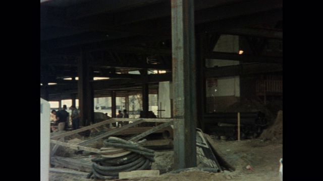 1980年，美国新泽西州大西洋城，建筑工人在建筑工地工作视频下载
