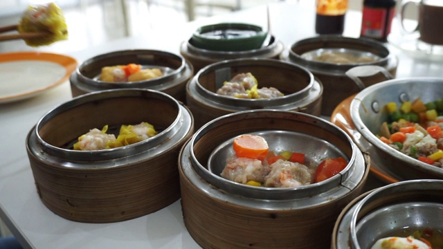普吉岛泰国华人影响点心食物与筷子视频素材