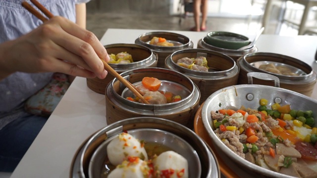普吉岛泰国华人影响点心食物与筷子视频素材