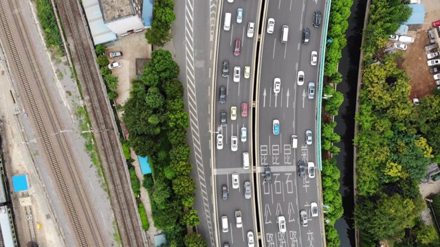 无人机视角的城市交通在白天视频素材
