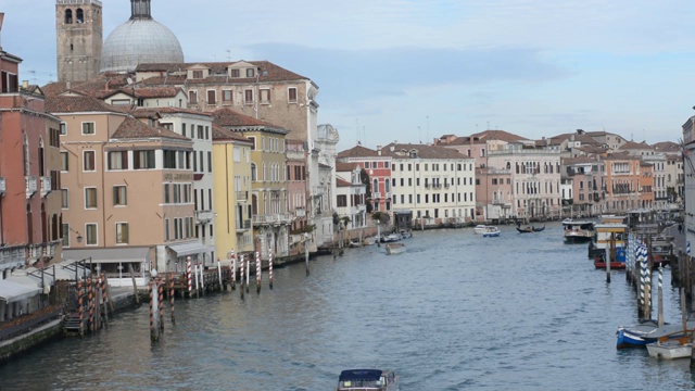 在意大利威尼斯学院区高处的大运河上，贡多拉和汽艇的交通视频素材