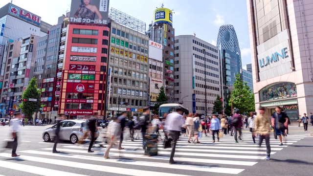 4K时间推移:日本东京新宿地区交通和人群穿越时间推移。视频素材