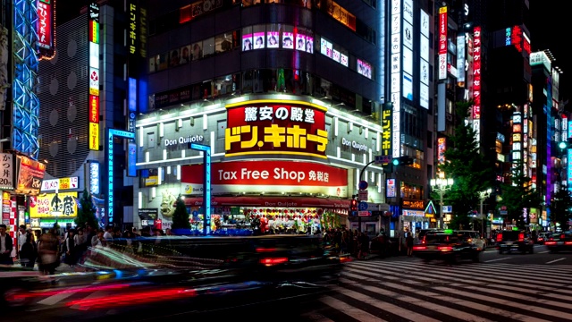 时光流逝:日本东京新宿歌舞伎町挤满了行人和游客。视频下载