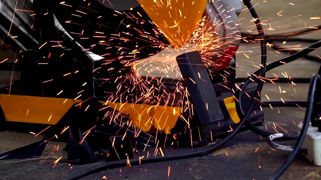 金属工人用电锯磨铁视频素材