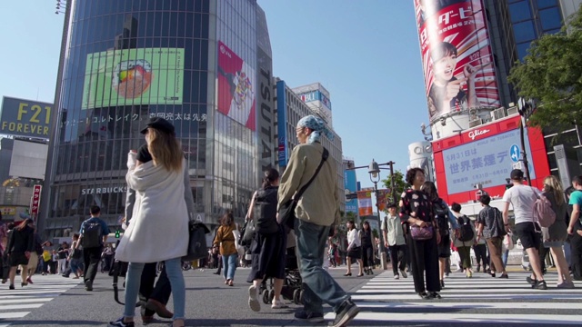 倾斜播放人们穿过日本东京涩谷的视频视频素材
